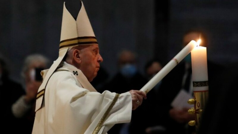 Papst Franziskus entzündete die Osterkerze in einem fast leeren Petersdom. (Bild: AP)