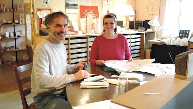Michaela und Harald Metzler in ihrem Atelier (Bild: PAPIER-art)
