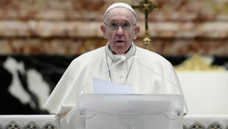 Papst Franziskus musste sich am Sonntag in ärztliche Behandlung begeben und erholt sich derzeit von einer Operation. (Bild: AFP)