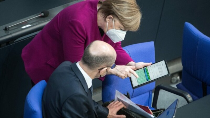 Bundeskanzlerin Angela Merkel mit Finanzminister und Vizekanzler Olaf Scholz (Bild: AFP)