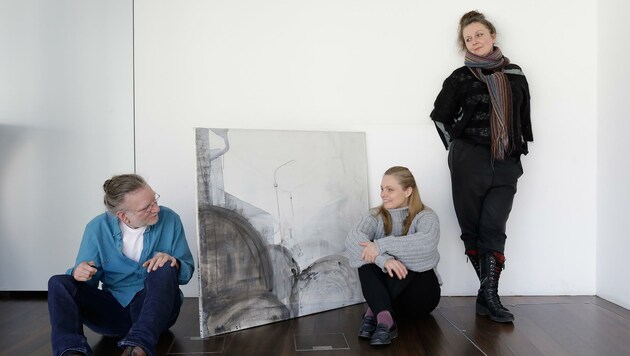 Reinhard Winkler, Andrea Lehmann und Tanja Brandmayr (v. l.) zeigen hier ein Werk von Isa Riedl. (Bild: Winkler Reinhard)