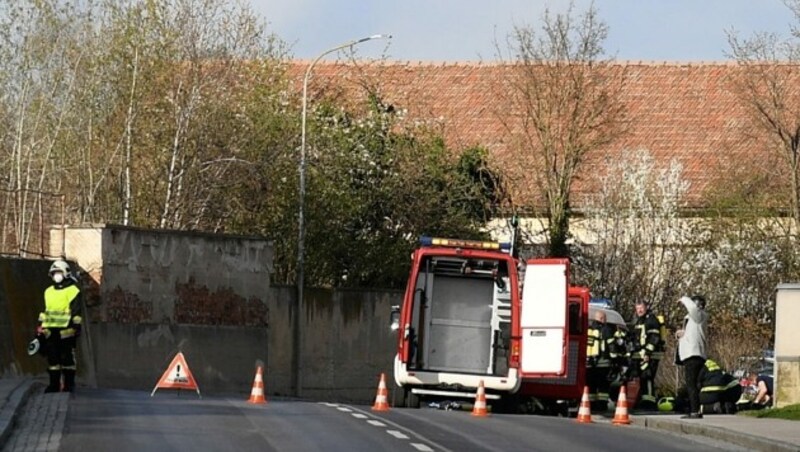 Die B11 wurde im Bereich des Einsatzortes gesperrt. (Bild: P. Huber)