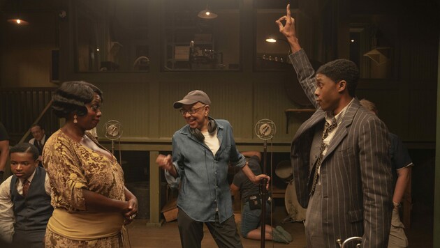 Viola Davis und Chadwick Boseman mit Regisseur George C. Wolfe während der Dreharbeiten zu „Ma Rainey‘s Black Bottom“ (Bild: NETFLIX/AP)