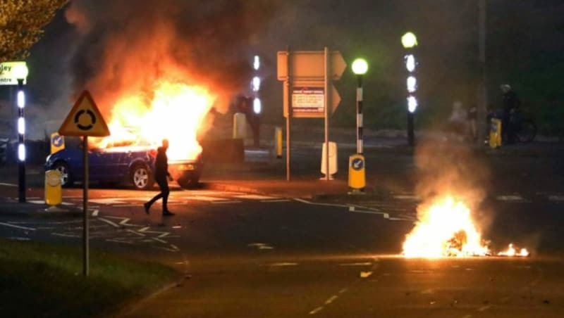 Polizisten wurden in Newtonabbey mit Feuerwerkskörpern und Molotow-Cocktails angegriffen. (Bild: AP/PA/Peter Morrison)