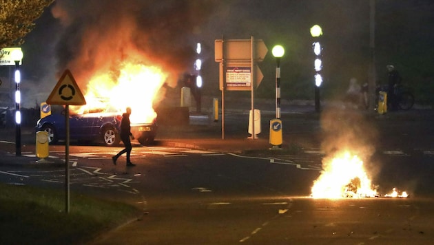 Polizisten wurden in Newtonabbey mit Feuerwerkskörpern und Molotow-Cocktails angegriffen. (Bild: AP/PA/Peter Morrison)