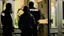 Nächtlicher Polizeieinsatz in Wals-Siezenheim. (Bild: Markus Tschepp)