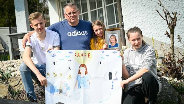 Wolfgang Pleiner und seine Kinder Lukas, Sarah und Selina (v. li.) brauchen jede Hilfe. (Bild: Alexander Schwarzl)