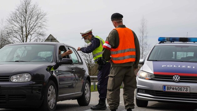 Nur vereinzelt wurden am Montag in Braunau die Ausreisenden aus dem Bezirk kontrolliert. (Bild: Scharinger Daniel)