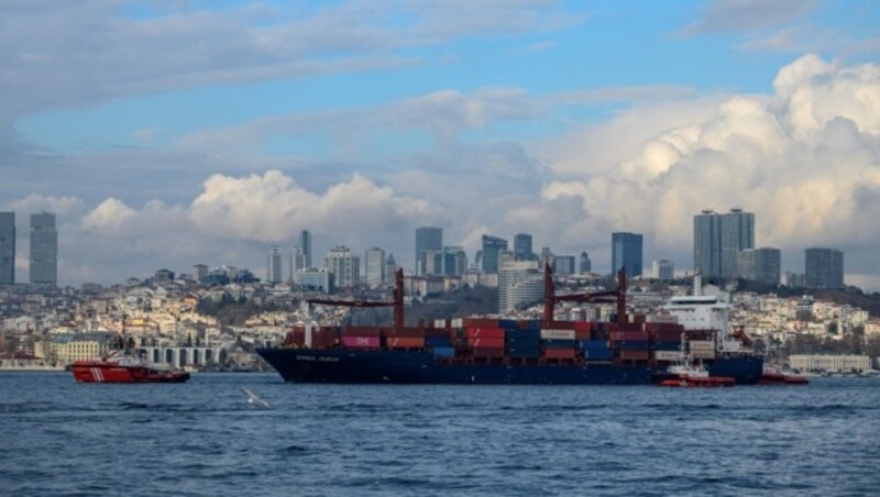 Ein Containerschiff am Bosporus (Bild: AFP)