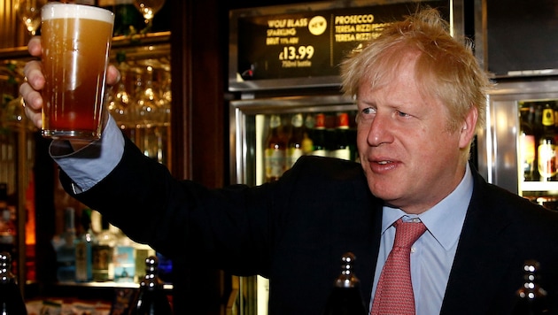 Boris Johnson im Juli 2019 beim Anstoßen auf den Brexit. Von Corona war da freilich noch keine Rede. (Bild: AFP)