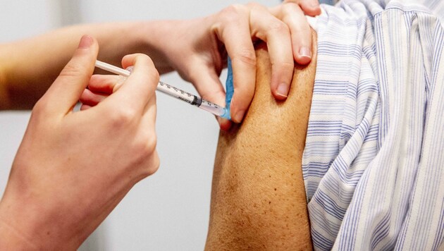 Zwei Impfungen hat der Gemeindearzt erhalten, dennoch erkrankte er. Der Verlauf ist allerdings milde. (Bild: Utrecht Robin/ABACA)