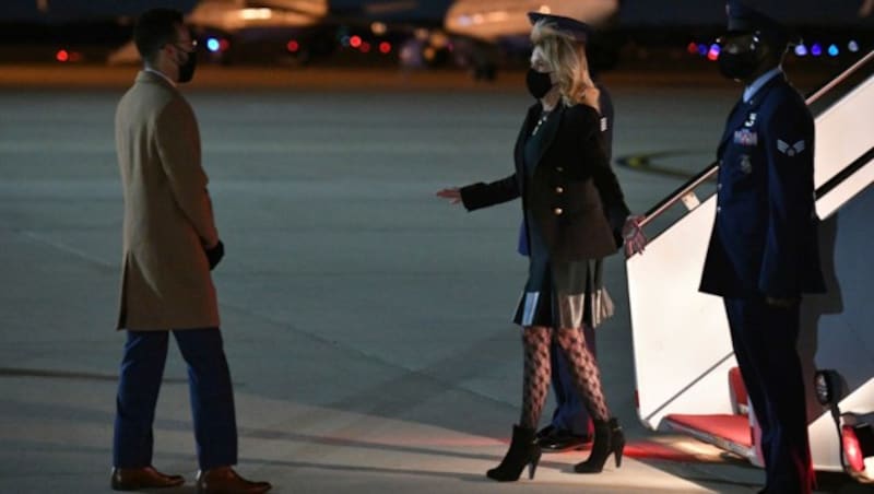 First Lady Jill Biden sorgt mit ihren Fischnetz-Strumpfhosen in den USA für gehörig viel Wirbel. (Bild: Mandel Ngan / AP / picturedesk.com)