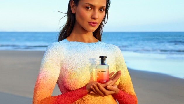 Eiza Gonzalez trägt für die Kampagne des neuen Sommerdufts „On The Beach“ von Louis Vuitton nur Farbe am Körper. (Bild: Louis Vuitton)