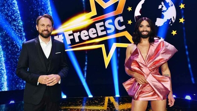 Steven Gätjen (r.) und Conchita Wurst (l.) führten auch bei dem zweiten #FreeESC auf ProSieben durch den Abend. (Bild: ProSieben)