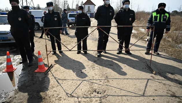 Mehrere Kontrollposten sollen dafür sorgen, dass die Protestierenden dem Gefängnis fernbleiben. (Bild: AFP/Kirill KUDRYAVTSEV)