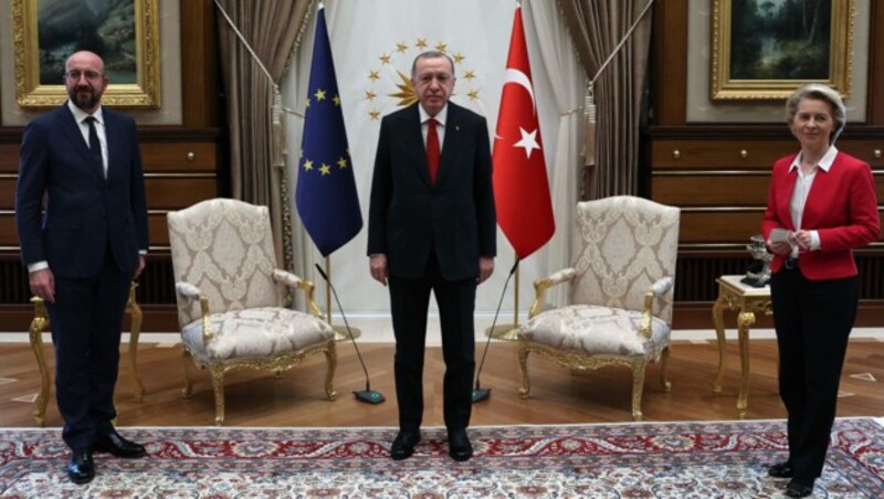 EU-Ratspräsident Charles Michel, Recep Tayyip Erdogan und EU-Kommissionspräsidentin Ursula von der Leyen (Bild: AFP)