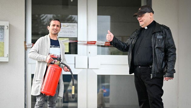 Moutasem Khadra (27, li.) rannte damals in die verrauchte Kirche, versuchte zu löschen. Pfarrer Zeiger (re.) war sehr stolz auf ihn. (Bild: Alexander Schwarzl)