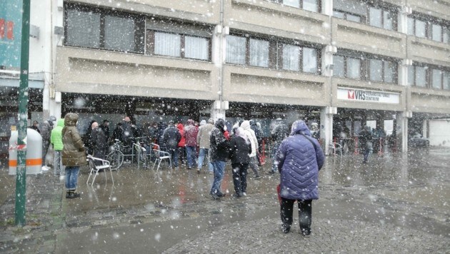 Nach einer Panne warteten Pensionisten am Dienstag im Schneeregen. (Bild: Bartel Gerhard)