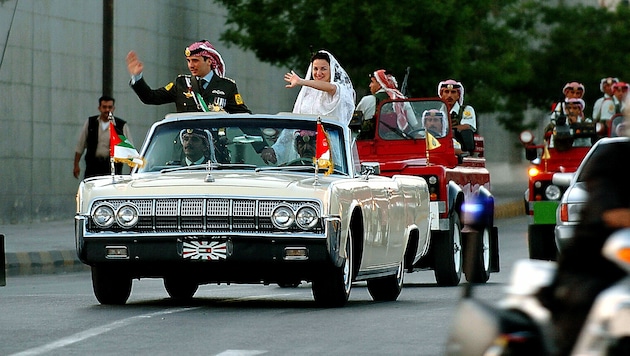Kronprinz Hamzah und seine Ehefrau Nour bei ihrer Vermählung im Jahr 2004 (Bild: AFP)