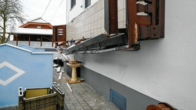 In Lenzing (Bezirk Vöcklabruck) sind am Ostermontag drei Frauen und ein vierjähriger Bub mit einem Balkon in die Tiefe gestürzt. (Bild: Alexander Schwarzl)