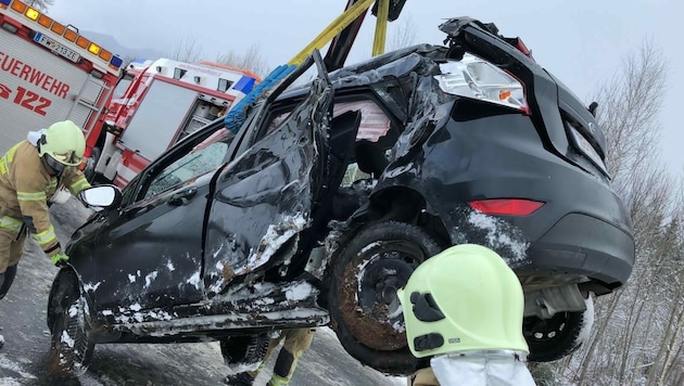 In Saalfelden kollidierte einen Pkw mit einem Bus (Bild: Rotes Kreuz)