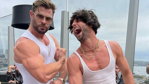 Chris Hemsworth lässt im Februar 2021 bei einer 1980er-Jahre-Party seine Megamuskeln spielen ... (Bild: www.instagram.com/chrishemsworth)