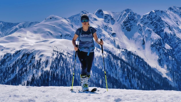 Skitouren in der Frühjahrssonne sind einfach traumhaft. Lena kurz vorm Gipfel, mit dem Karnischen Hauptkamm im Hintergrund. (Bild: Wallner Hannes)