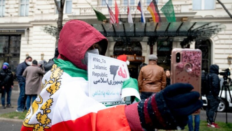 Vor dem Grand Hotel in Wien, in dem die Verhandlungen stattfinden, wird gegen das Regime in Teheran protestiert. (Bild: APA/AFP/JOE KLAMAR)