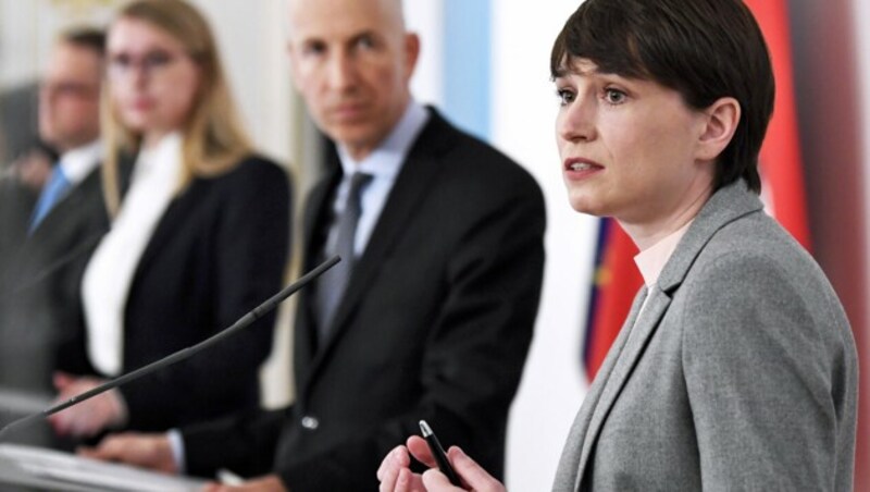 Das Setting beim Pressefoyer mit Corona-Sicherheitsabstand und zwei Regierungsmitgliedern in der Mitte: Maurer, Arbeitsminister Martin Kocher, Wirtschaftsministerin Margarete Schramböck, Wöginger (Bild: APA/ROBERT JAEGER)