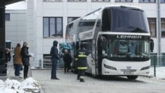 Der Testbus im Einsatz – am Weg blieb er im Schnee stecken (Bild: Scharinger Daniel)