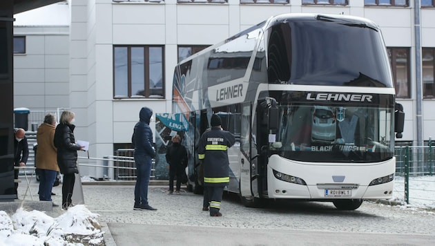 Der Testbus im Einsatz – am Weg blieb er im Schnee stecken (Bild: Scharinger Daniel)