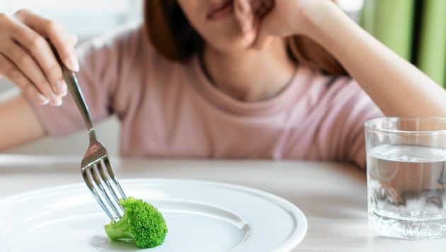 Vegetables should certainly end up on your plate, but if you want long-term success, you should avoid strict diets, advises Lukas Grigorescu. (Bild: ©Pormezz - stock.adobe.com)