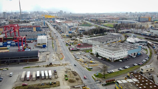 Die Straße wird bei den Hafenbecken vierspurig ausgebaut, eine Tiefkühl- und Pharmahalle entsteht. (Bild: Alexander Schwarzl)