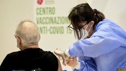 In Italien trat im April ein Gesetz in Kraft, wonach Beschäftigte privater und staatlicher Gesundheitsdienste, von Apotheken und Arztpraxen sich gegen Covid-19 impfen lassen müssen oder ohne Bezahlung freigestellt werden, sofern sie nicht an anderer Stelle eingesetzt werden können. (Bild: LaPresse)