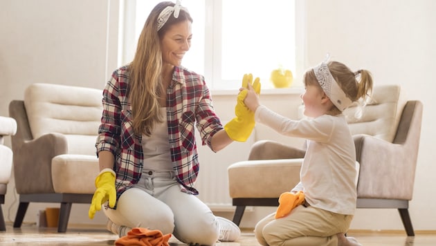 Besonders in Haushalten mit Kindern und Allergikern sollte auf natürliche Mittel zum Saubermachen greifen. (Bild: Drpixel/stock.adobe.com)