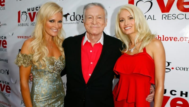 Bridget Marquardt (l), Hugh Hefner und Holly Madison (r.) (Bild: Patrick T. Fallon / Zuma / picturedesk.com)