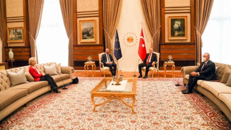 EU-Kommissionspräsidentin Ursula von der Leyen, EU-Ratspräsident Charles Michel, der türkische Präsident Recep Tayyip Erdogan und der türkische Außenminister Mevlüt Cavusoglu am 6. April 2021 (Bild: APA/EUROPEAN COMMISSION/NECATI SAVAŞ)