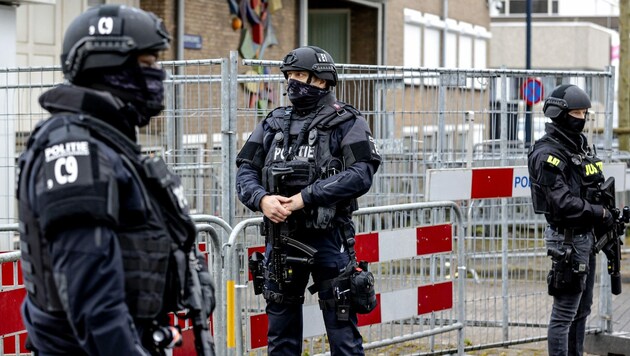 Spezialkräfte sorgen in den Niederlanden für Recht und Ordnung (Bild: AFP)