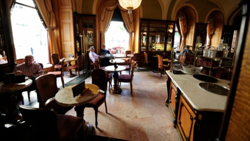 Gäste im traditionsreichen Café Gerbeaud in der ungarischen Hauptstadt Budapest vor der Corona-Pandemie. (Bild: AFP/Attila Kisbenedek)