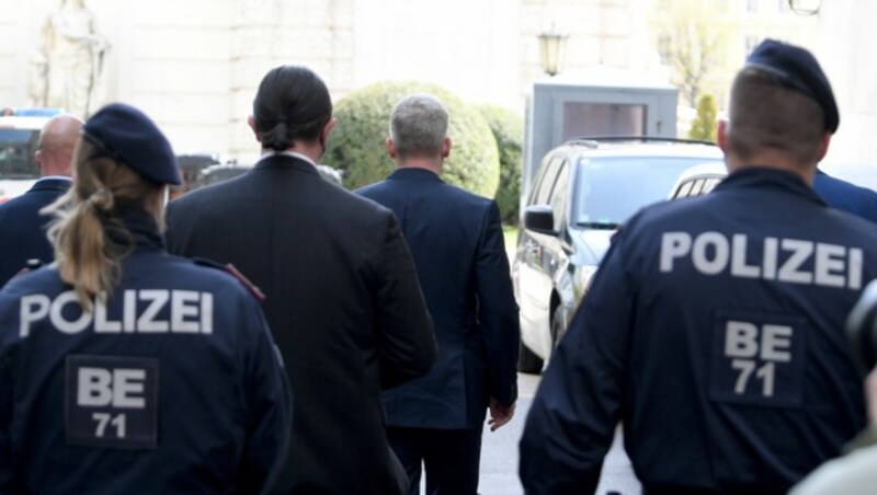 Die Polizei war im Umfeld der Befragung des Privatdetektivs Julian H. im Ibiza-U-Ausschuss stärker als gewöhnlich vertreten. (Bild: APA/ROLAND SCHLAGER)