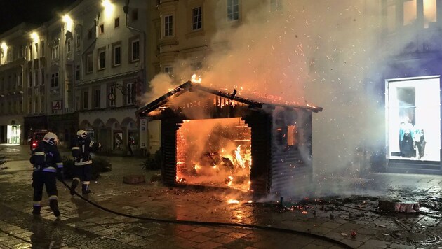 In der Nacht zum Nikolaus-Tag war die Christkindl-Hütte am Welser Stadtplatz nach einem Brandanschlag zerstört worden (Bild: FF Wels)