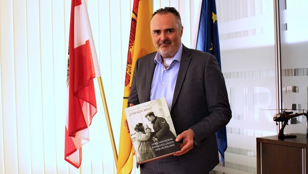 Doskozil mit dem Bildband „Einfach weg!“ der Historiker Herbert Brettl und Gerhard Baumgartner über frühere Roma-Siedlungen.  (Bild: Bgld. Landesmedienservice)