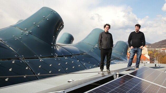 Das Projekt „Sunscriber“ von Onur Sönmez (li.) erzeugt Strom für die BIX-Fassade des Kunsthauses (Bild: UMJ/J.J. Kucek)