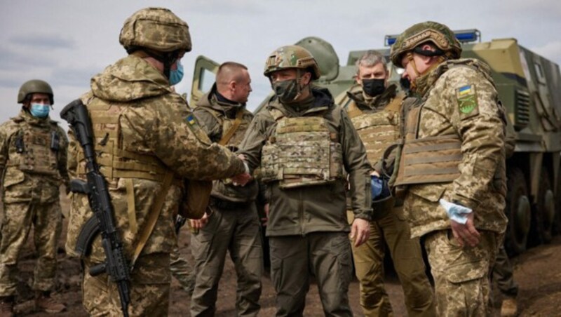 Der ukrainische Präsident Wolodymyr Selenskyj bei einem Besuch der Truppen im Osten der Ukraine. (Bild: AFP)