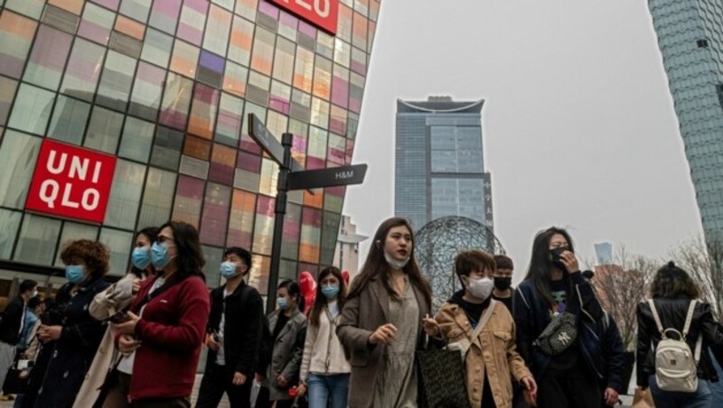 Die chinesische Hauptstadt Peking im April 2021: Die Corona-Pandemie ist zwar besiegt, die Menschen tragen aber noch immer Masken. (Bild: AFP)