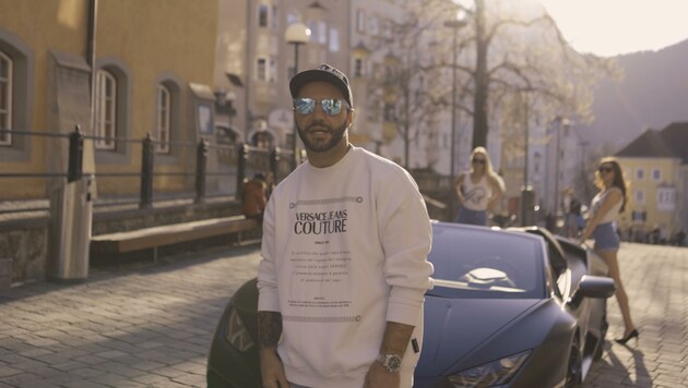 Markus Vallant, als selbstironischer "Gangsta-Rapper" Kaypee One" in seinem coolen Musik-Video "Fresh like Air". (Bild: Kaypee One)
