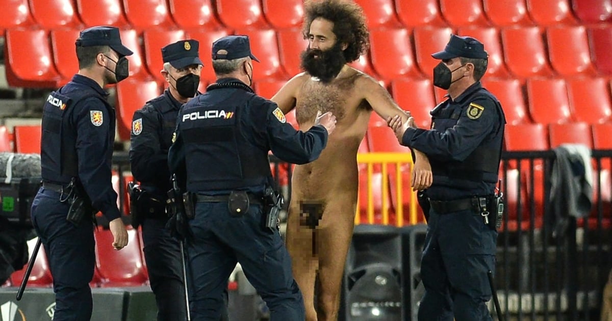 Local celebrity – naked speedster upset against ManUtd at Granada!