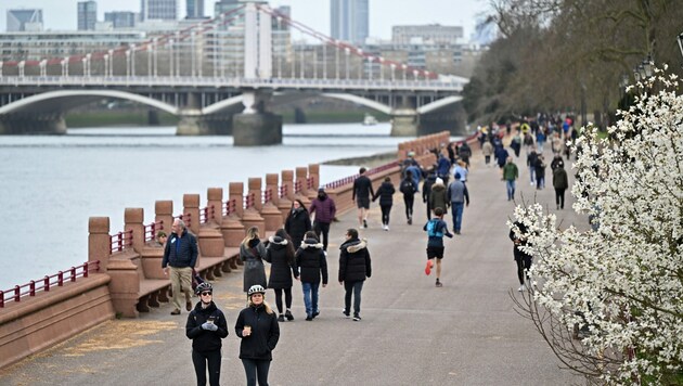 In London zieht es an warmen Frühlingstagen viele Briten nach draußen - bald sind auch Nicht-Geimpfte durch die Herdenimmunität geschützt. (Bild: AFP)