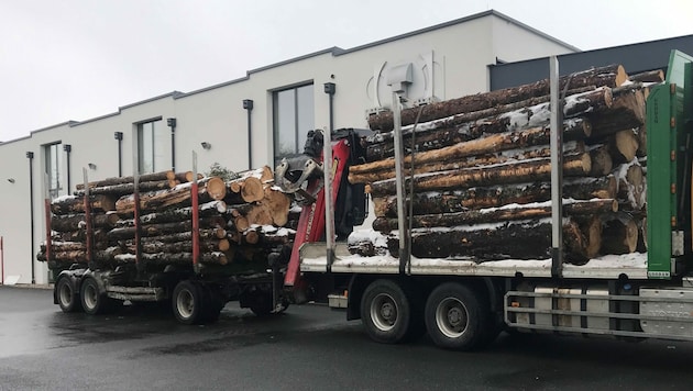 Der überladene Holztransporter wurde bei Salzburg-Mitte angehalten. Er war um einige Tonnen zu schwer. (Bild: LPD Salzburg)