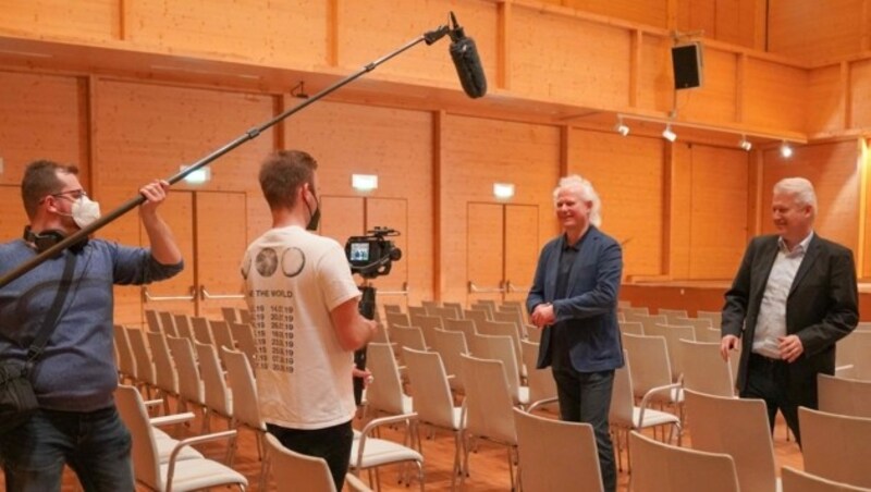 Johannes und Eduard Kutrowatz gehen auf die herausragende Akustik im Franz Liszt Konzertsaal ein. (Bild: KBB)